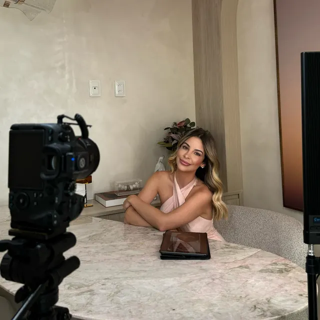 Dra. Sarah Oliveira gravando conteúdo na clínica